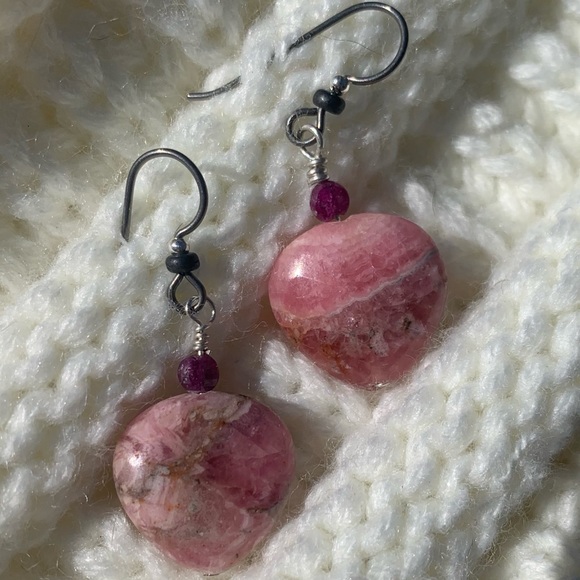 Rhodochrosite/Sapphire heart Earrings. Beautiful - Picture 5 of 6